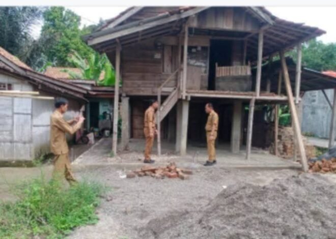 Camat BSA Tinjau Calon Penerima Program Bedah Rumah di Desa Gunung Terang
