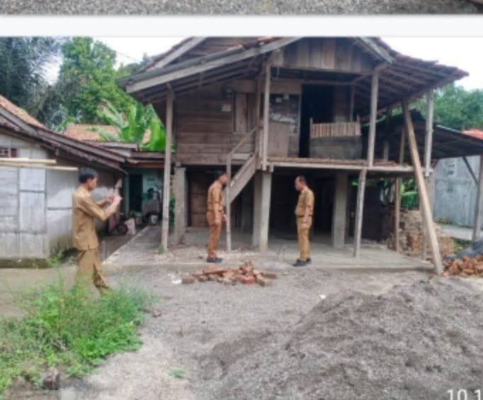 Camat BSA Tinjau Calon Penerima Program Bedah Rumah di Desa Gunung Terang