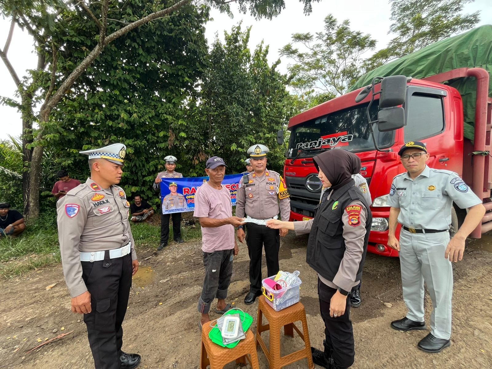 Tekan Angka Kecelakaan Lalu Lintas, Kasatlantas Polres Way Kanan Lakukan Rampcheck dan Pemeriksaan Kesehatan Sopir