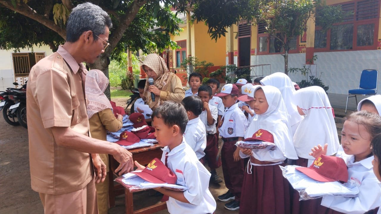 SDN Neglasari Abung Tengah Apresiasi Pemberian Seragam Gratis untuk Siswa Kelas 1 dari Bupati dan Wakil Bupati Lampung Utara