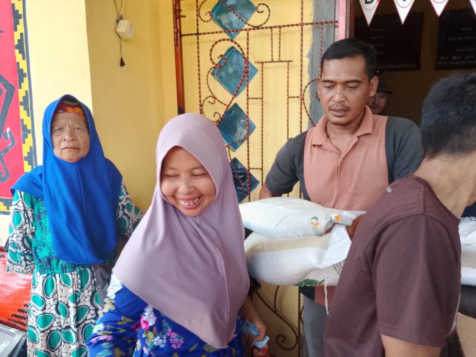 Pemerintah Desa Taman Jaya Salurkan Bantuan Beras dan Minyak 294 Keluarga Penerima Manfaat KPM