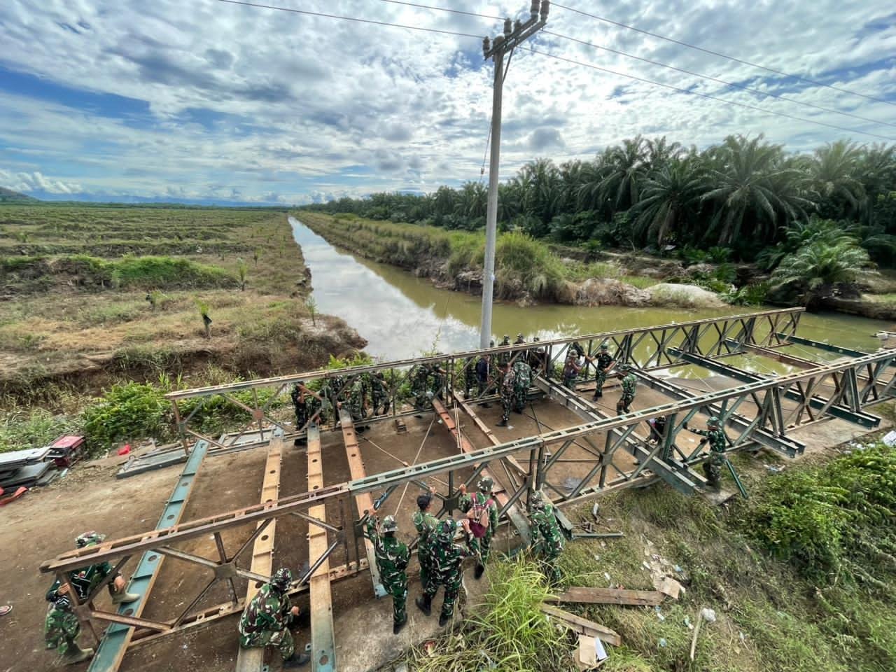 TNI Bangun Empat Jembatan Bailey di Sumatera Barat