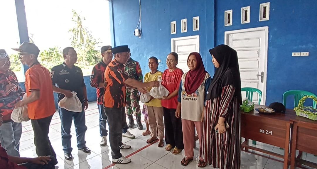 Pemuda Pancasila Lampung Utara Beri Bantuan Paket Sembako Kepada Warga Desa Bumi Agung Marga