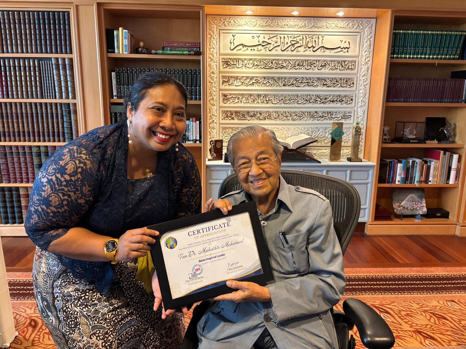 Sekjen Sampaikan Apresiasi IWO Kepada Tun Dr. Mahathir Mohamad Sebagai Asian Inspired Leader