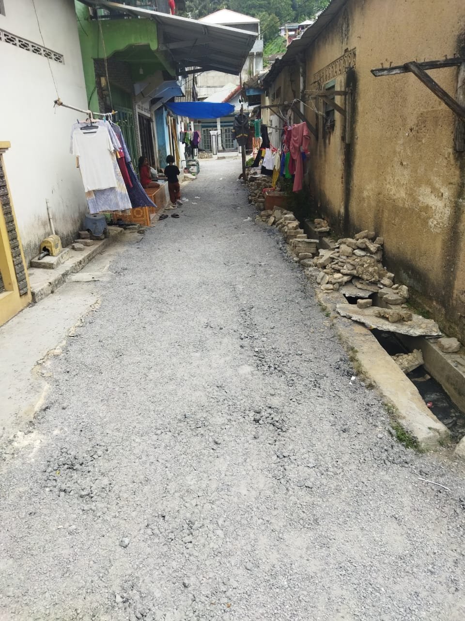 Aspal Tipis dan Tanpa Papan lnformasi, Pekerjaan Jalan APBD di kampung karang indah panjang selatan di pertanyakan.