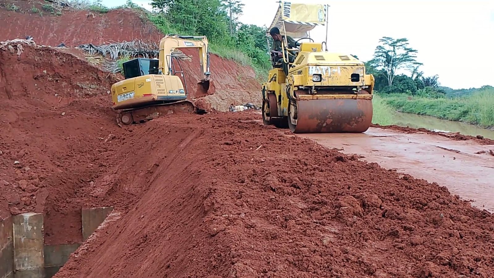 Tanggul Saluran Way Bumi Agung Tergerus, Kini Mulai Diperbaiki