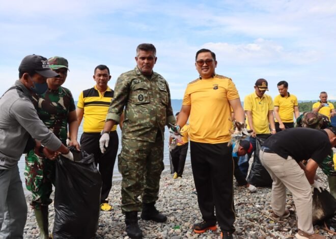 Polres Tanggamus Gandeng TNI, Pemda dan Relawan Gelar Korve Massal di Dua Pantai Wisata Unggulan