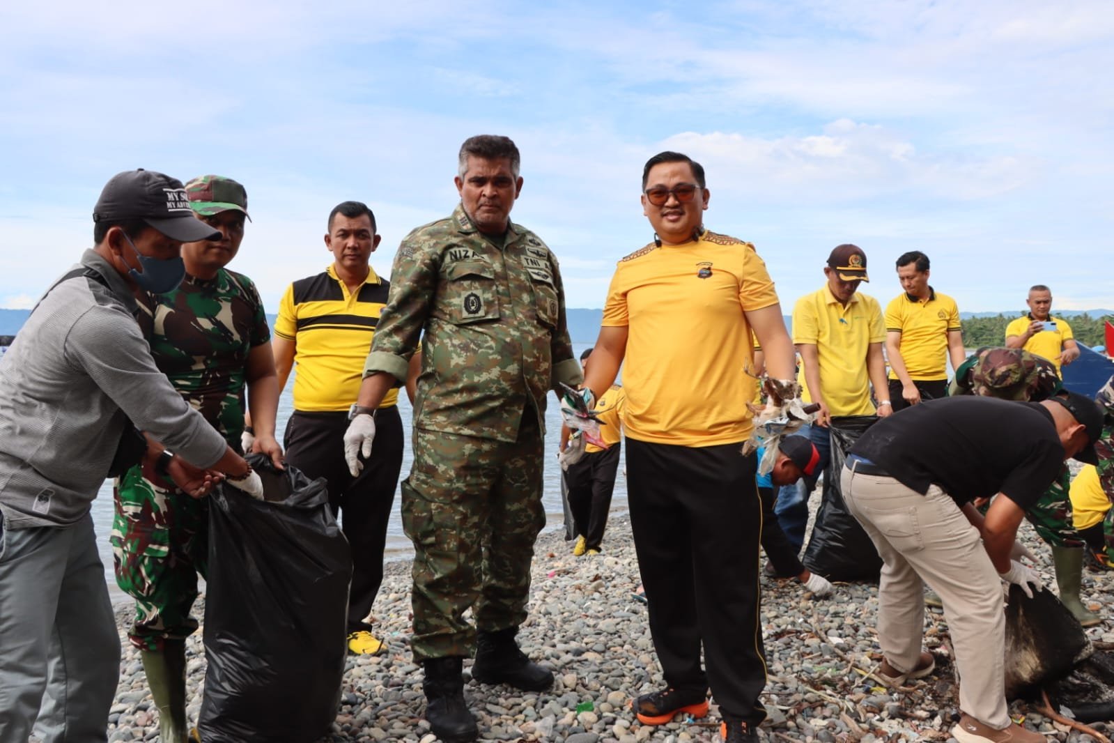 Polres Tanggamus Gandeng TNI, Pemda dan Relawan Gelar Korve Massal di Dua Pantai Wisata Unggulan