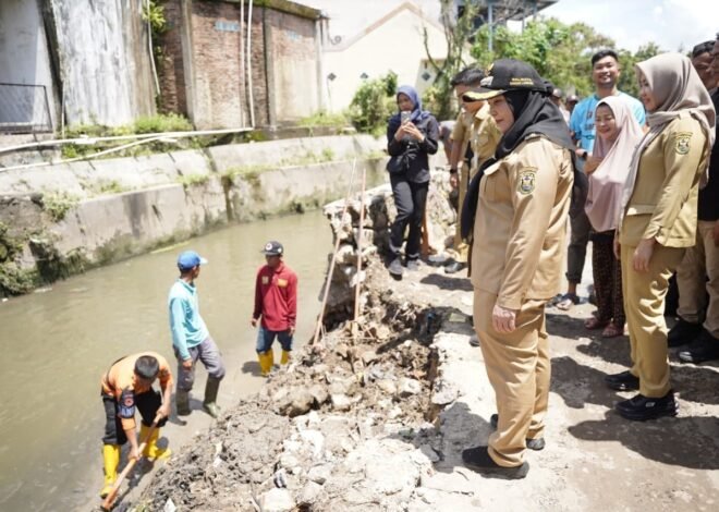 Wali Kota Eva Dwiana Tinjau Saluran Air di Tanjung Senang, Antisipasi Banjir Pascahujan