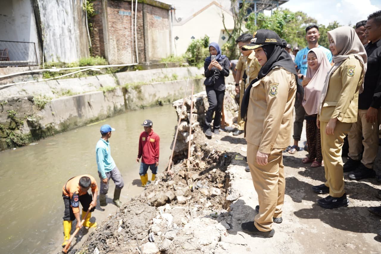 Wali Kota Eva Dwiana Tinjau Saluran Air di Tanjung Senang, Antisipasi Banjir Pascahujan
