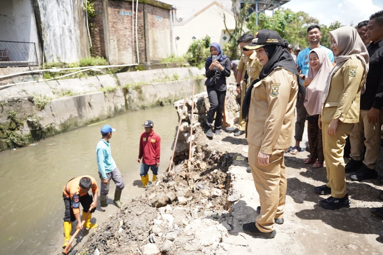 Wali Kota Eva Dwiana Tinjau Saluran Air di Tanjung Senang, Antisipasi Banjir Pascahujan