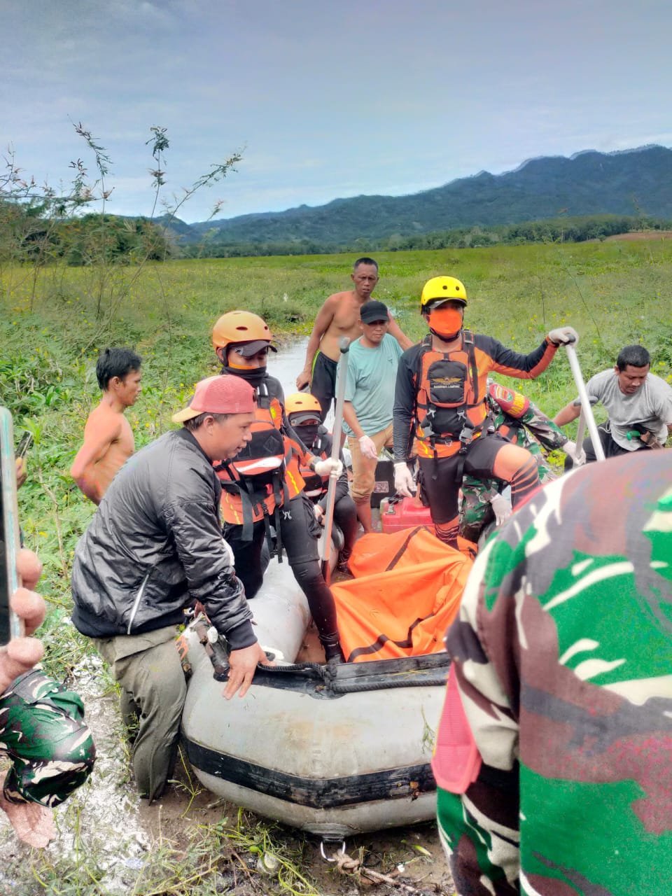 Polisi Evakuasi Warga Lampung Utara Tenggelam di Bendungan Way Rarem